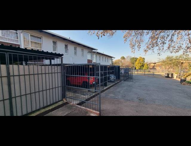 2 BEDROOM TOWNHOUSE FOR SALE IN CLUBVIEW